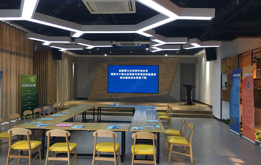 某市创业大厦小间距